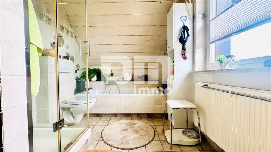 Hochwertiges 1-2 Familienhaus mit Nebengebäude in begehrter Lage mit vielen Extras - OG / DG Badezimmer / Dusche / Wanne